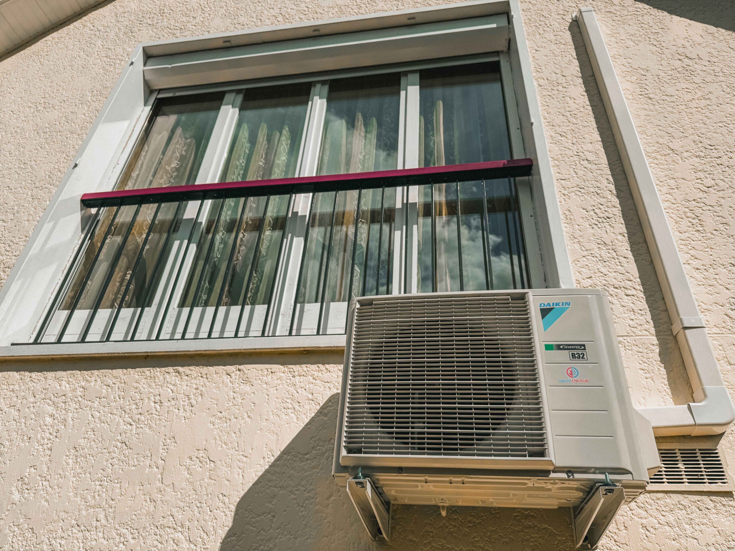 Climatisation installée par Anov Energie sous une fenêtre, Noisy-le-Grand, Île-de-France.