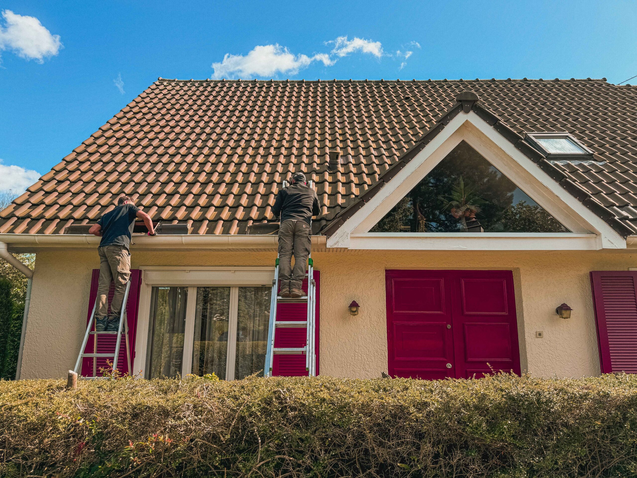 Installation d'un câble électrique pour le système de climatisation d'une maison en idf.