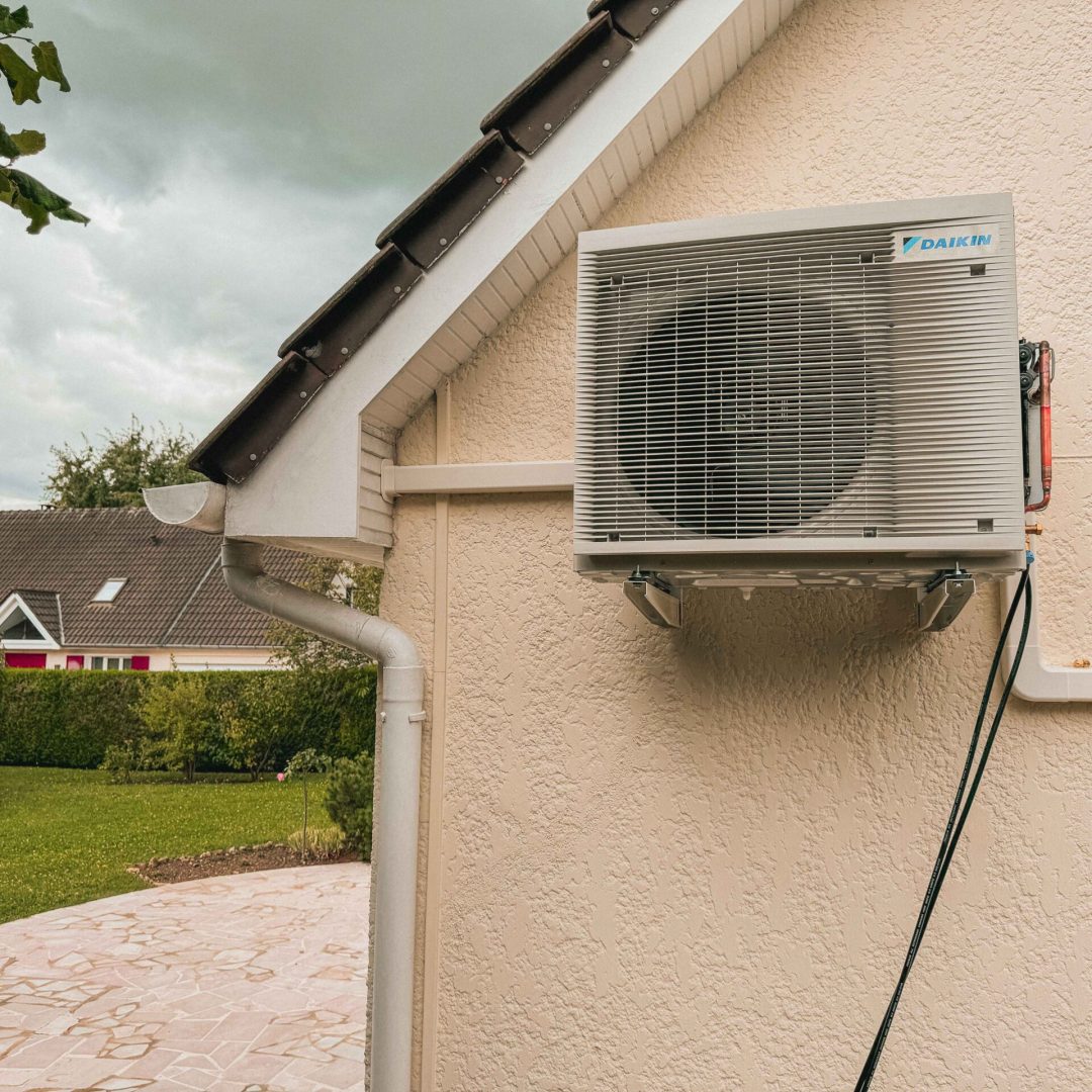 Climatisation extérieure installée par Anov Energie.